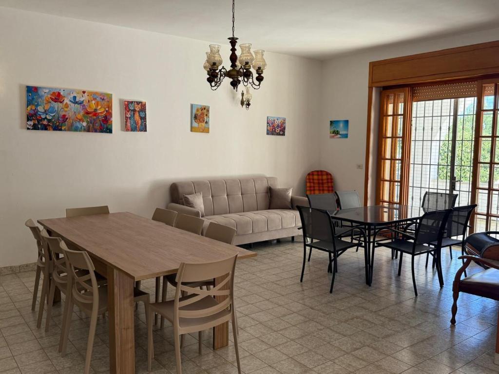 a living room with a table and a couch at Villa Rosetta, Gallipoli tra mare e natura in Pizzo