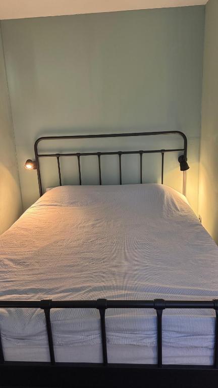 Postel nebo postele na pokoji v ubytování Private Room in Cologne Poll