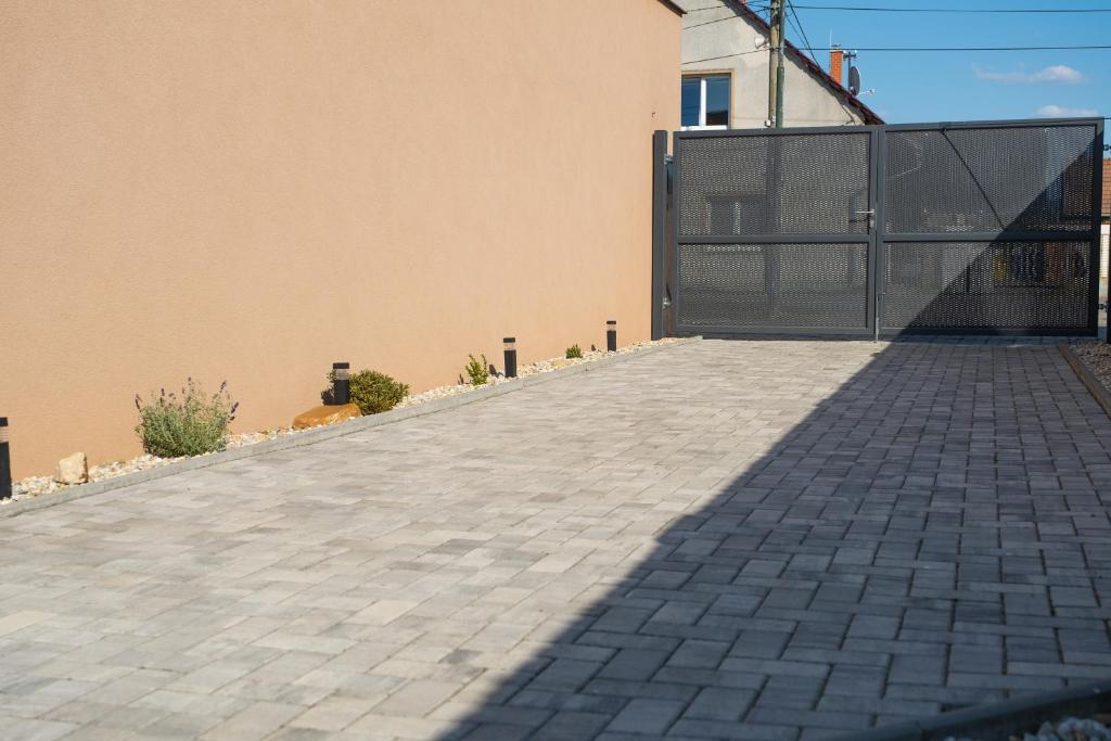 Budova, kde se prázdninový dům nachází
