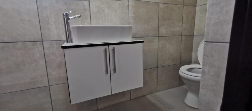 Ένα μπάνιο στο Entire Self-Catering Apartment in Silverfields