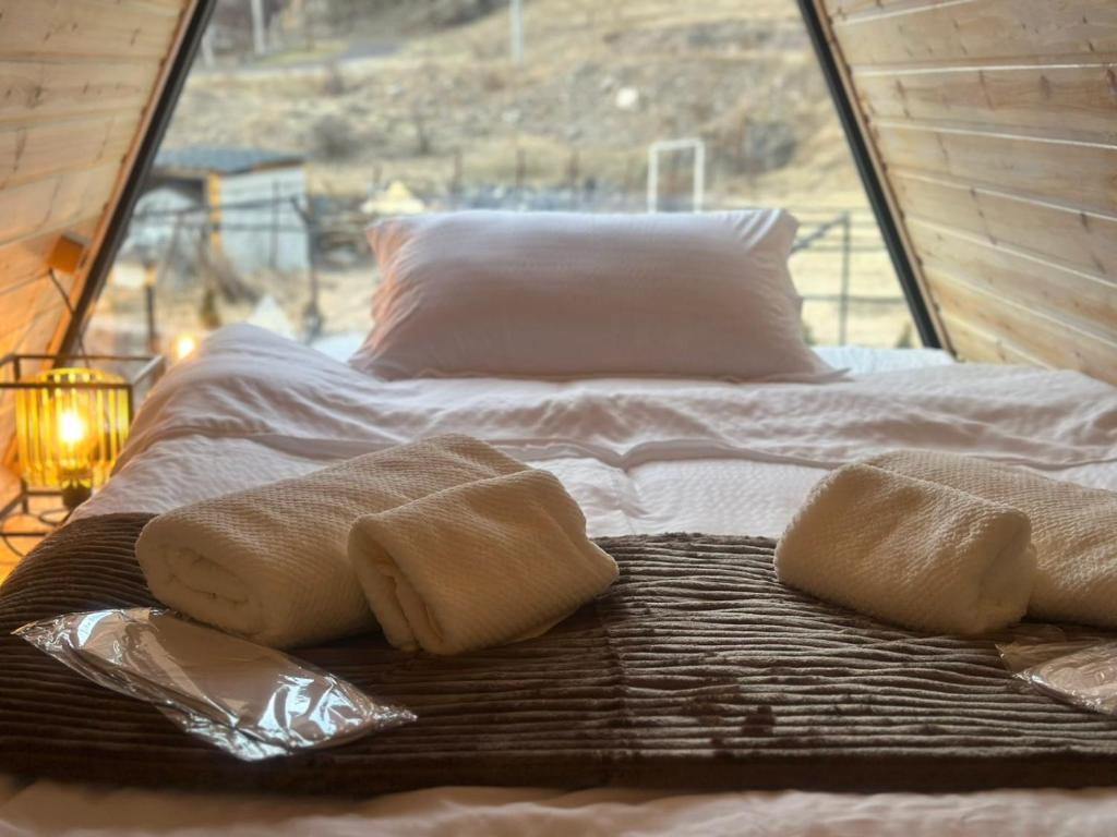 Postel nebo postele na pokoji v ubytování Vardzia Glamping