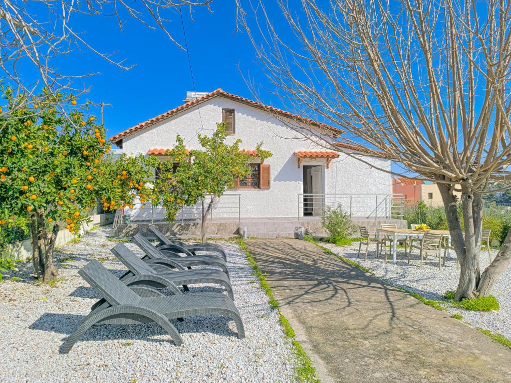 Zahrada ubytování Charming house 8 minutes walk from Almyrida beach
