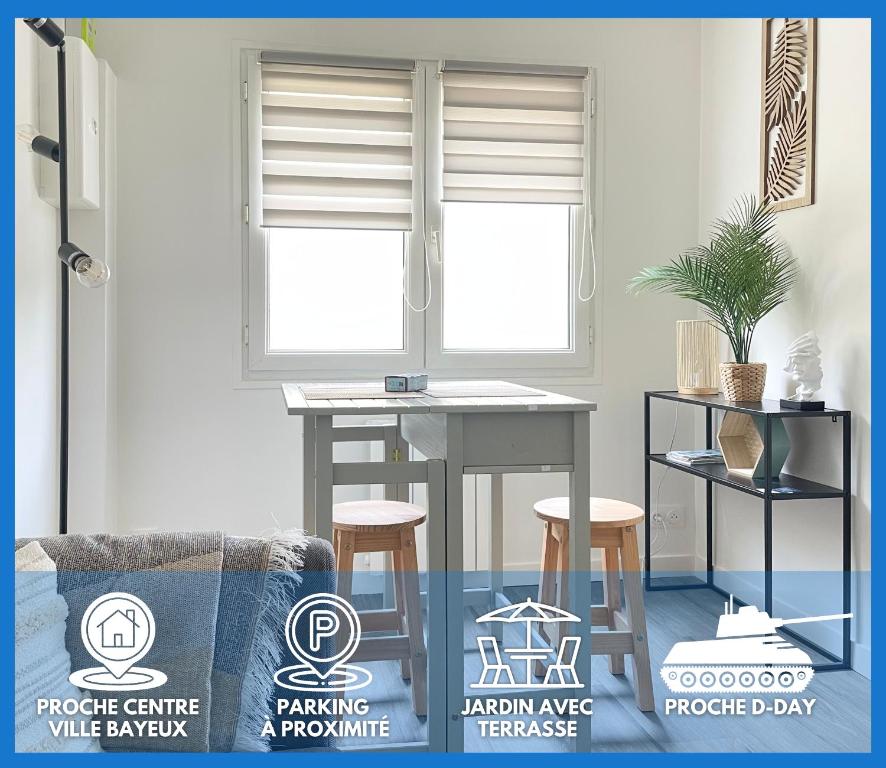 een woonkamer met een tafel en 2 krukken bij Les chats pitres Maison au calme rénovée avec jardin, terrasse aménagée, transats, abri à vélo, parking gratuit, 5 mn à pied du centre Bayeux proche des plages du débarquement in Bayeux