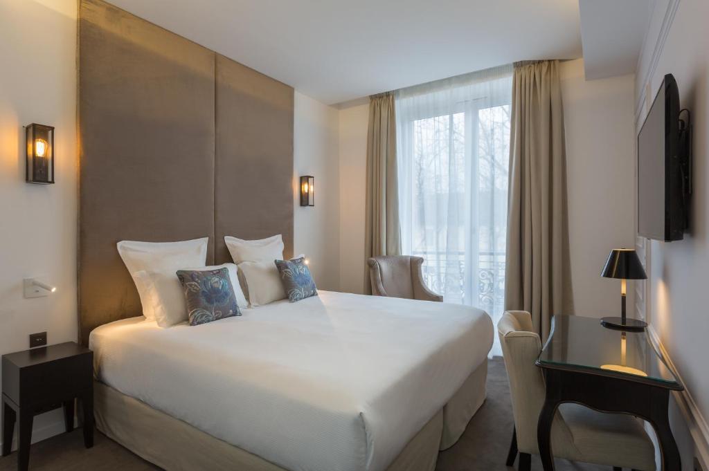 
Double Room Marquise - Eiffel Tower Side View
