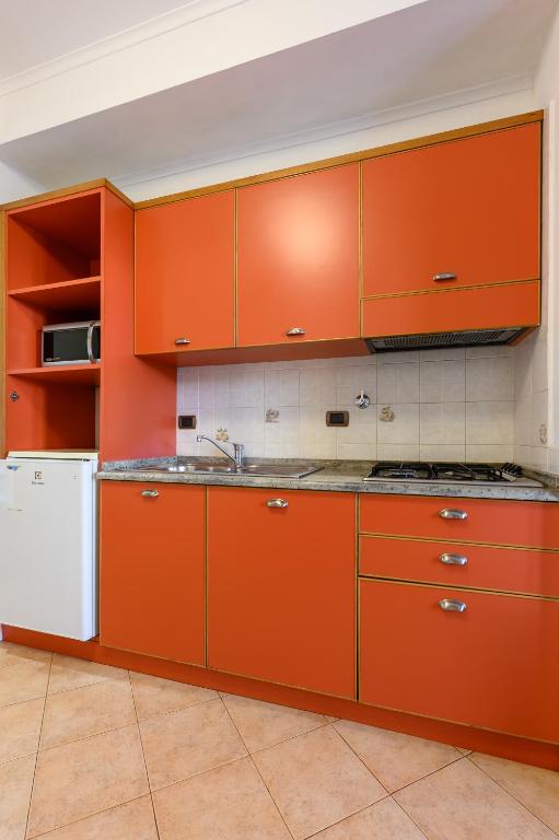 Kuchnia lub aneks kuchenny w obiekcie Crosti Apartments