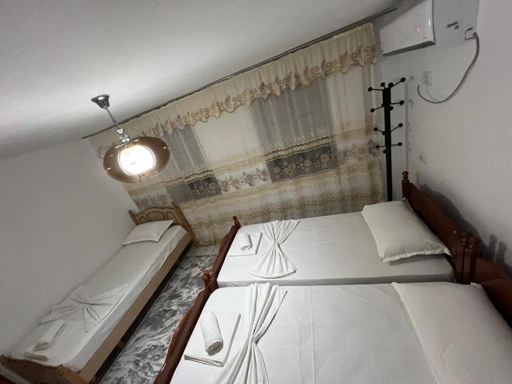 Voodi või voodid majutusasutuse Guest House LION toas