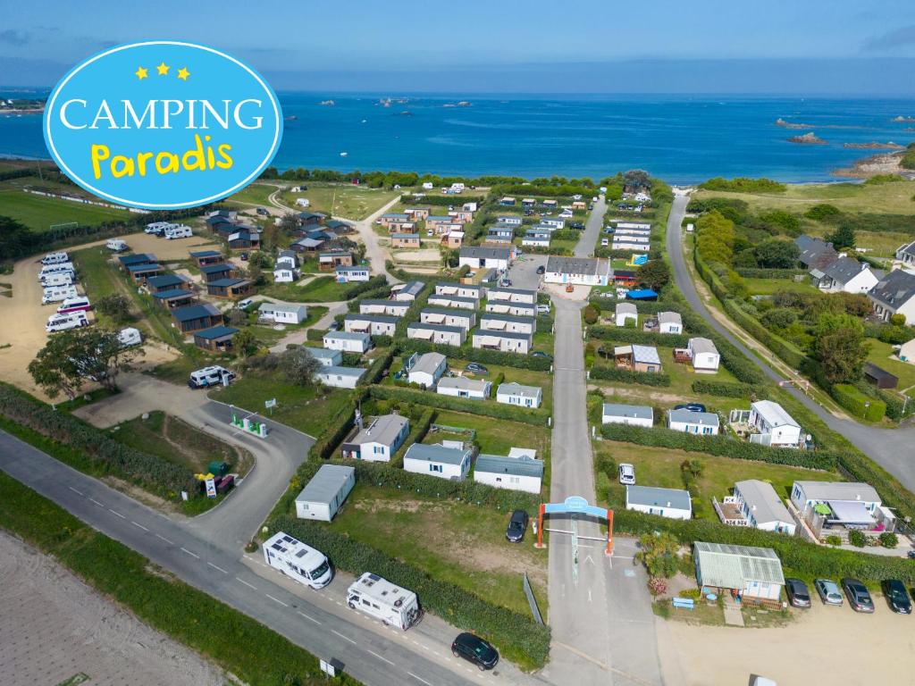 - une vue aérienne sur un parc de caravanes à côté de l'océan dans l'établissement Camping Paradis La Pointe de Roscoff, à Roscoff