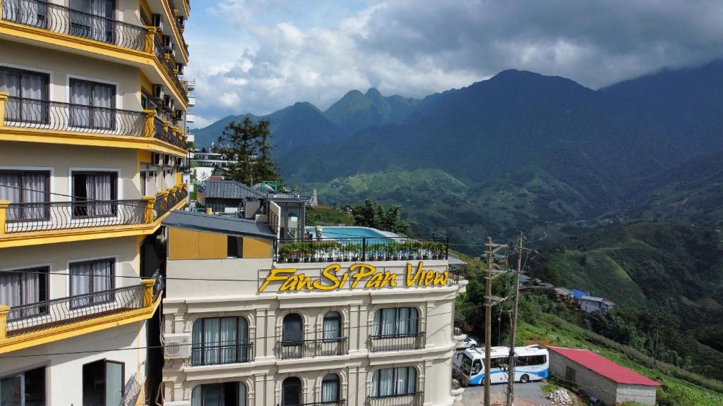 Nespecifikovaný výhled na hory nebo výhled na hory při pohledu z hotelu