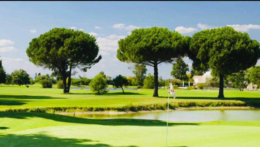 - un parcours de golf avec un étang dans l'établissement Clim Wifi Pkg privé PONANT, à La Grande Motte