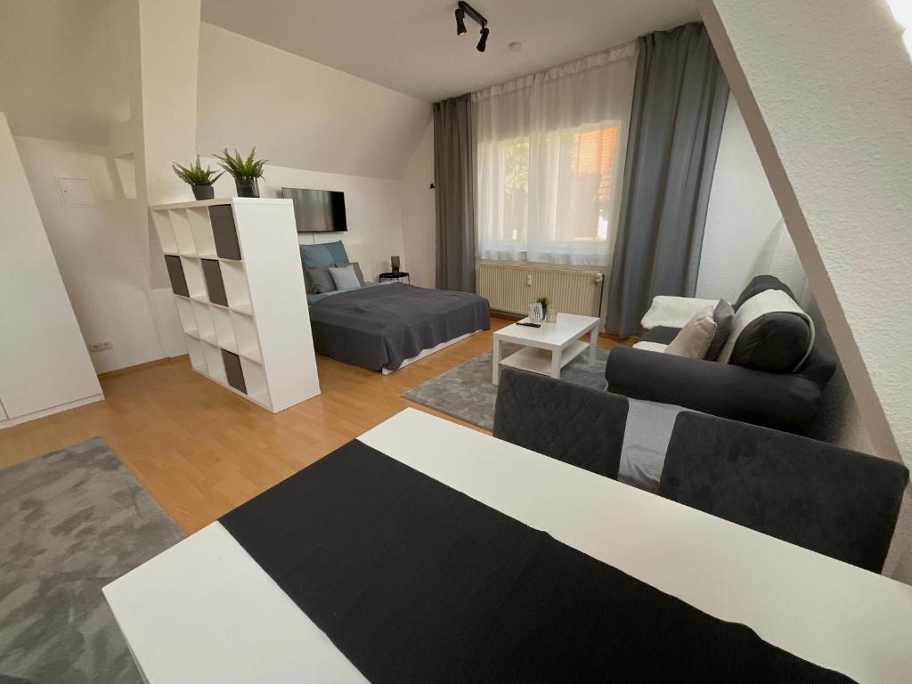 プフングシュタットにあるGemütliche Unterkunft in Pfungstadt 38 m2 Klimaanlageのソファとベッドのあるリビングルーム