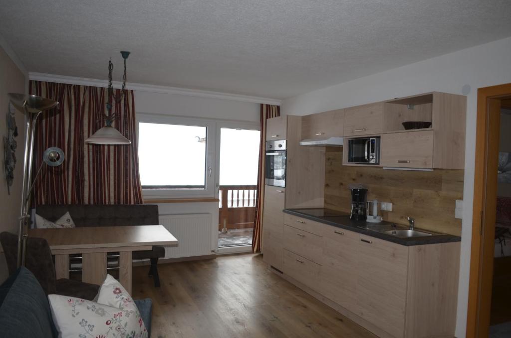 Een keuken of kitchenette bij Haus Regenbogen