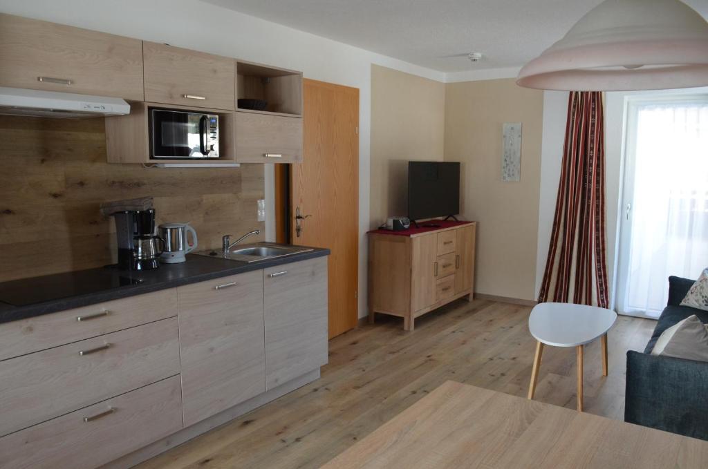 Een keuken of kitchenette bij Haus Regenbogen