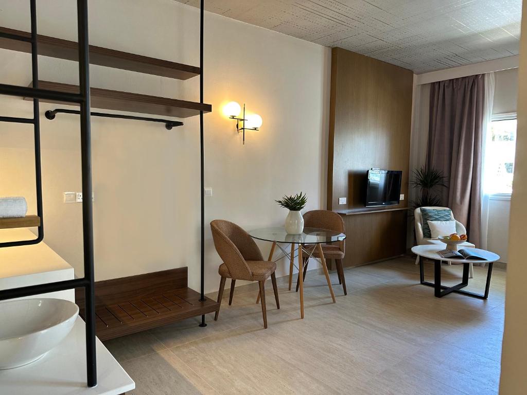 Posezení v ubytování King Jason Paphos - Designed for Adults by Louis Hotels