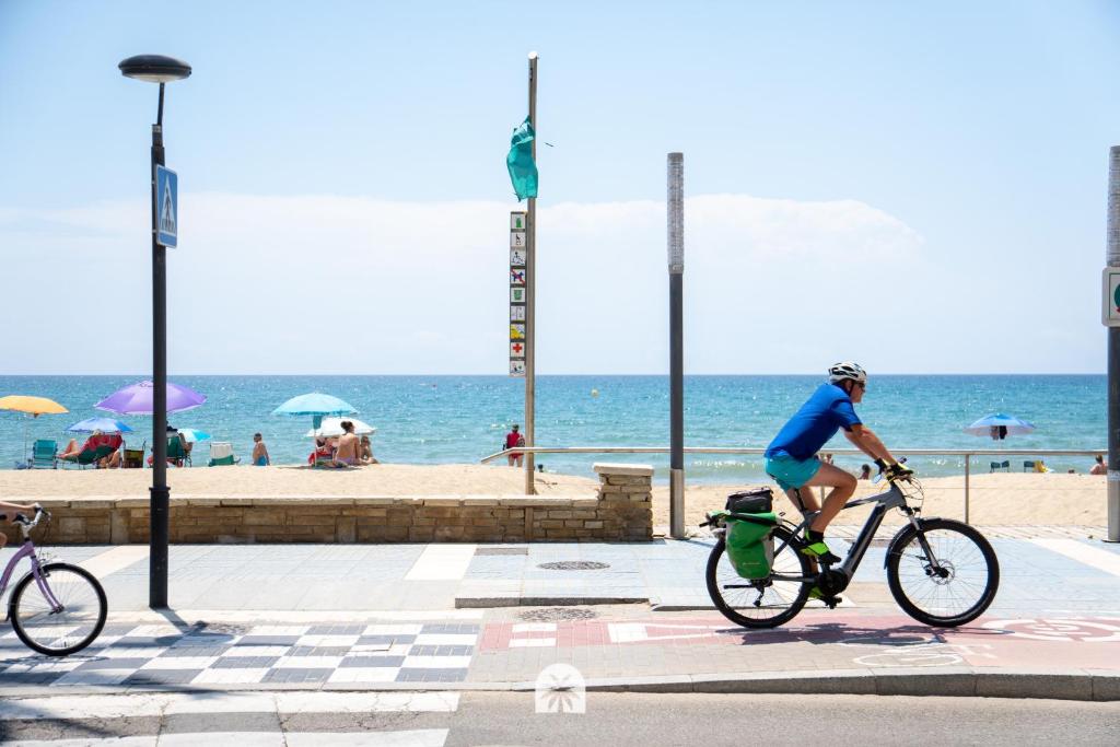 カンブリルスにあるMediterranean Way - Relax Cambrilsの海岸の歩道に乗る男