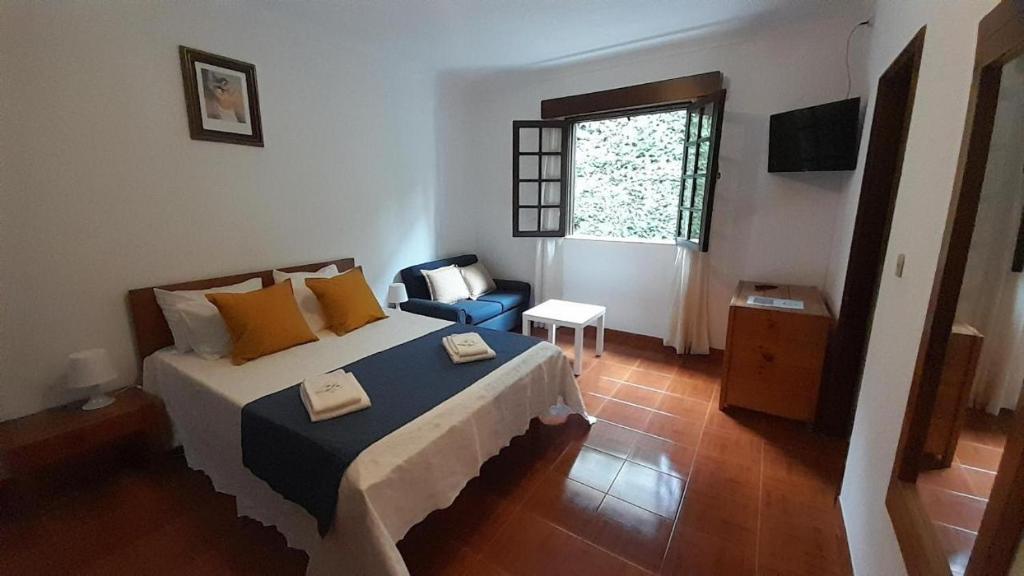 Postel nebo postele na pokoji v ubytování Serrana Gerês Inn