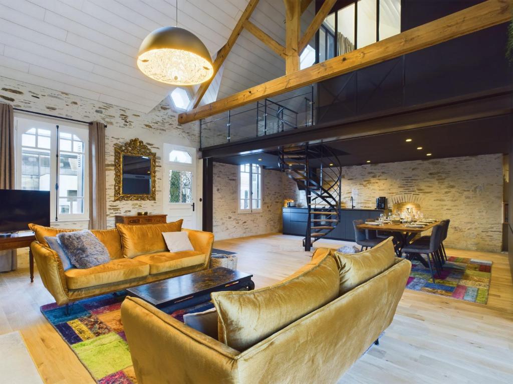 - un salon avec des canapés et une salle à manger dans l'établissement Jolie maison pour 6 - Jacuzzi - proche de la mer, à Saint-Gilles-Croix-de-Vie