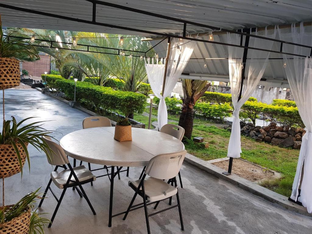 Κήπος έξω από το Villas Rocher