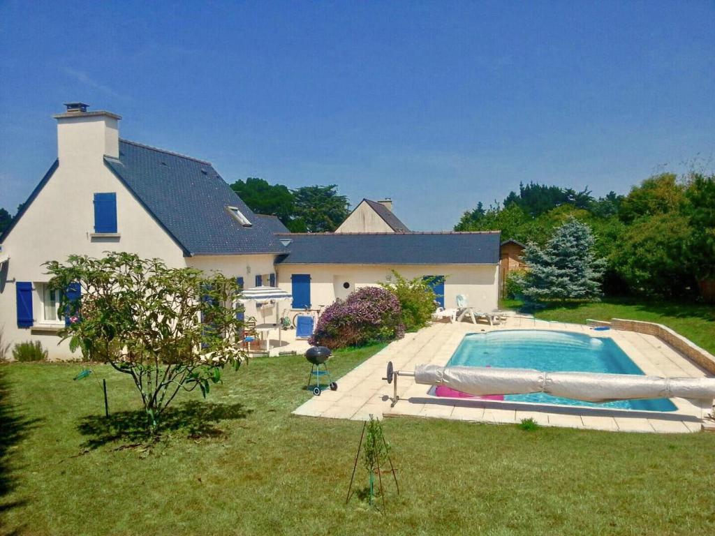 une maison avec une piscine dans la cour dans l'établissement Maison pour 6 en bord de mer - Jardin et piscine, à Pléneuf-Val-André