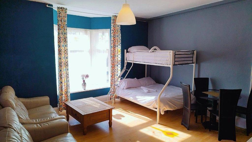 ein Schlafzimmer mit einem Etagenbett in einem Zimmer in der Unterkunft rhyl apartments in Rhyl