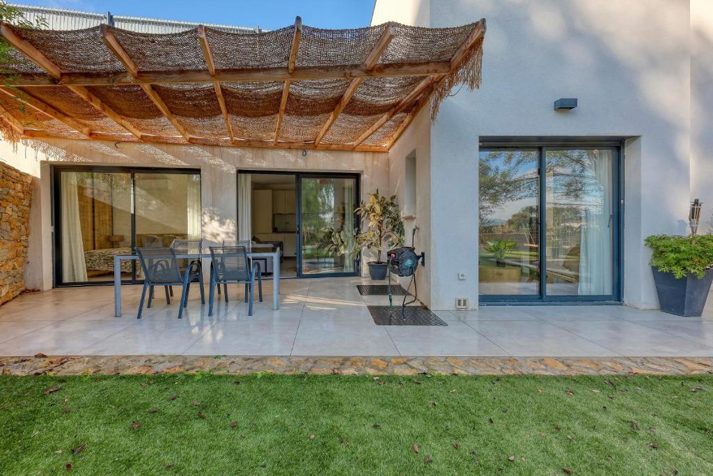 un patio avec une table et des chaises dessus dans l'établissement Fleur d'Oranger - Climatisée, à proximité des plages, à La Ciotat
