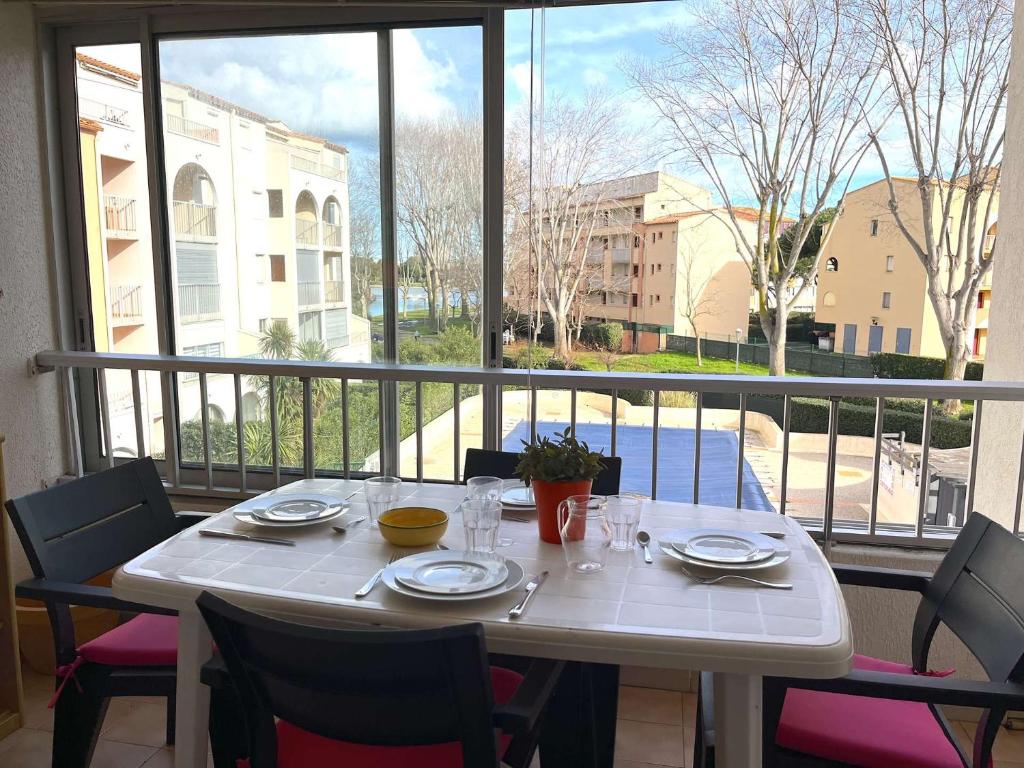 - une table sur un balcon avec vue sur la rue dans l'établissement Appt 2 pièces 4 couchages CAP D 'AGDE CT590-233, au Cap d'Agde