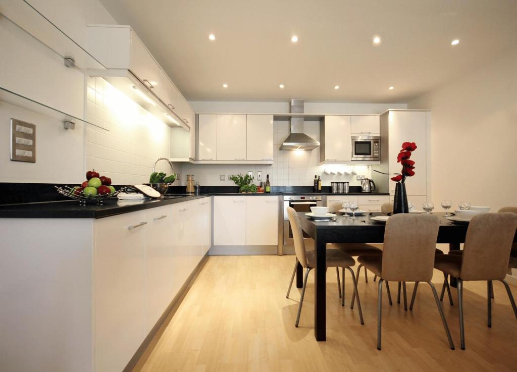 a kitchen and dining room with a table and chairs at Reading Modern Two Bedroom Apartment in Reading