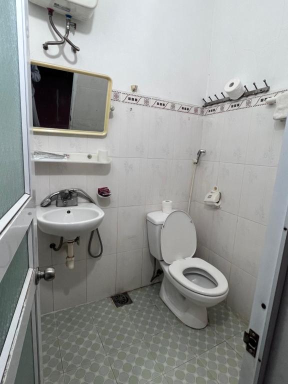 a bathroom with a toilet and a sink at Nhà nghỉ Phương Lệ in Tiên Tân