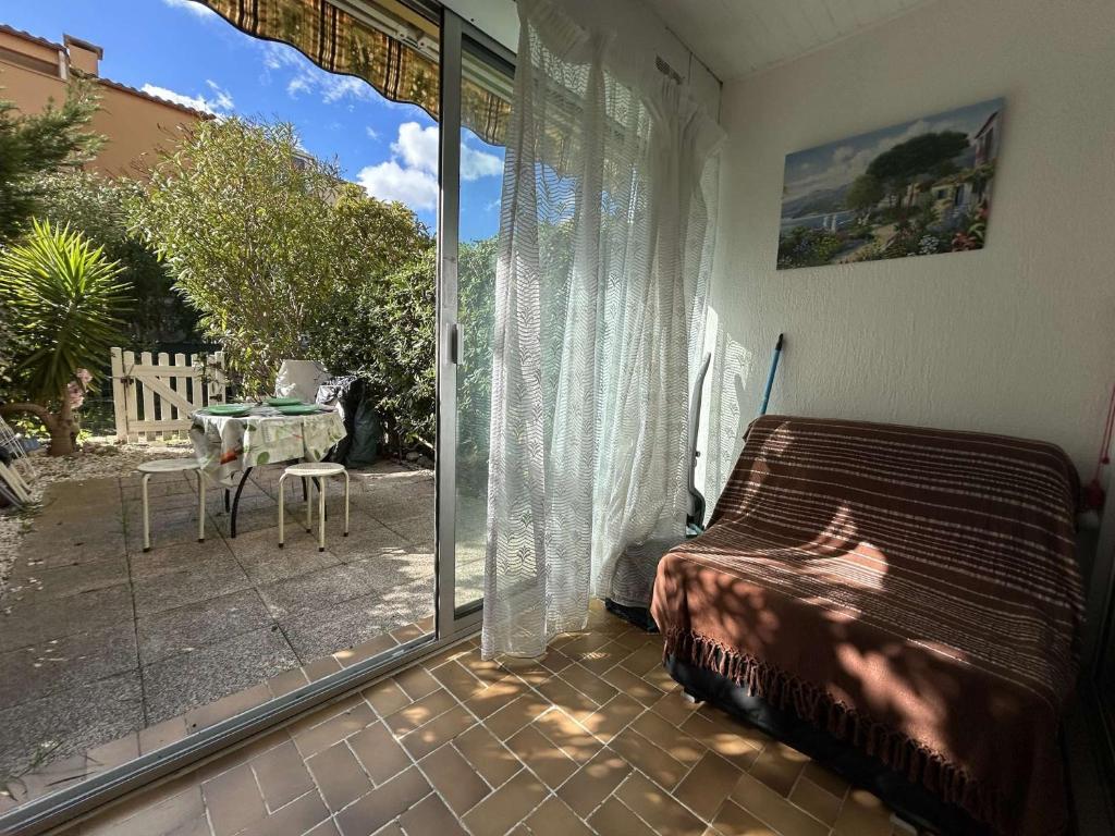 - une chambre avec un lit et une terrasse avec une table dans l'établissement Studio 3 personnes Cap d'Agde CT180-199, au Cap d'Agde