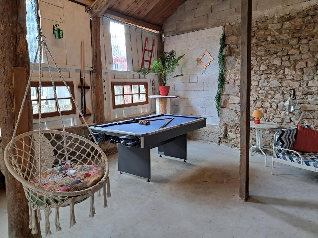 Biliár nebo kulečník v ubytování Le Relais De Rochepaule
