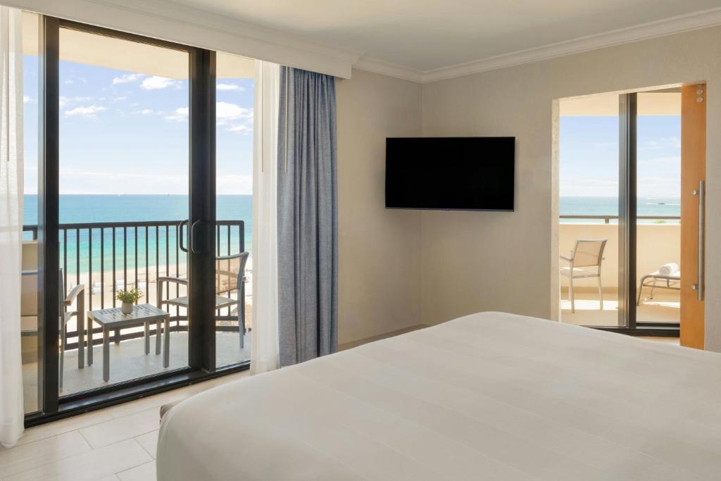 Postel nebo postele na pokoji v ubytování Fort Lauderdale Marriott Harbor Beach Resort & Spa