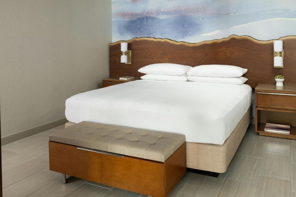 Postel nebo postele na pokoji v ubytování Fort Lauderdale Marriott Harbor Beach Resort & Spa