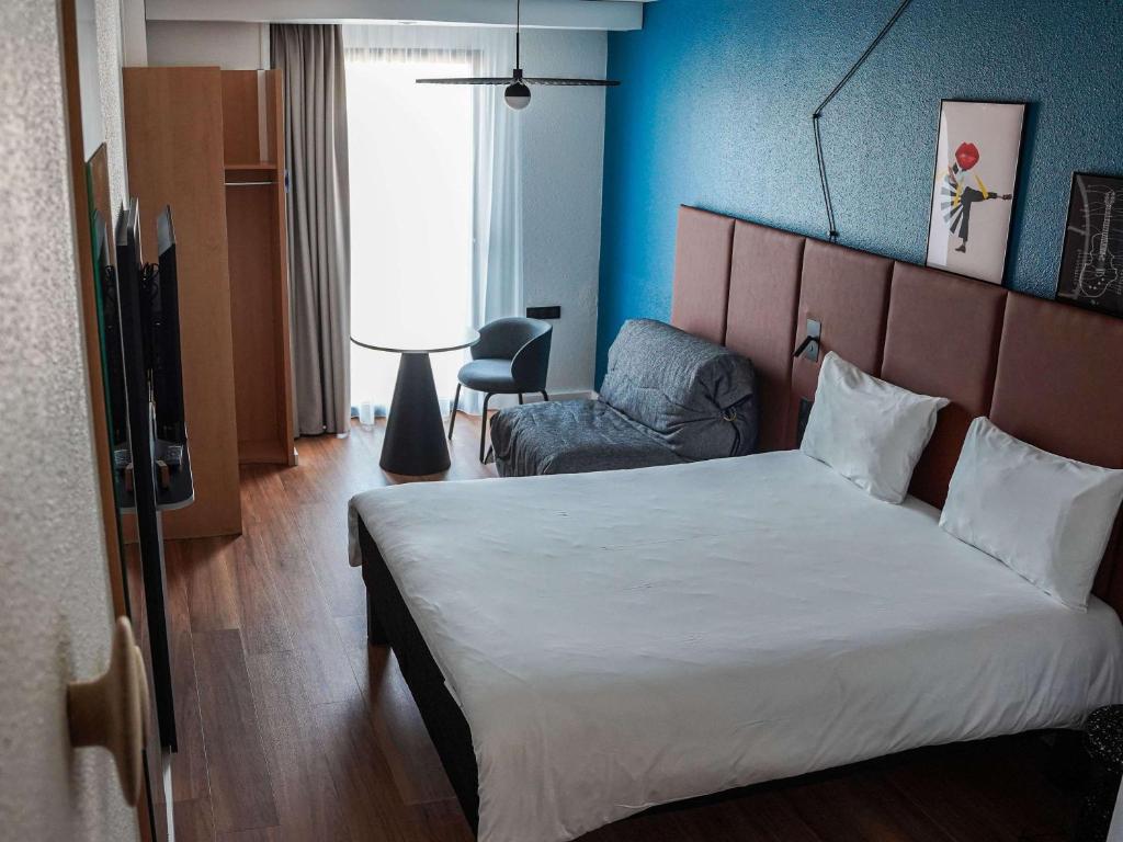 Кровать или кровати в номере ibis Bayeux Port En Bessin