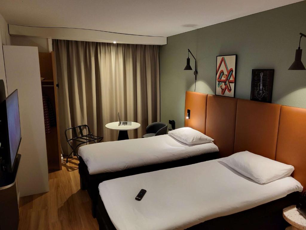 Кровать или кровати в номере ibis Bayeux Port En Bessin
