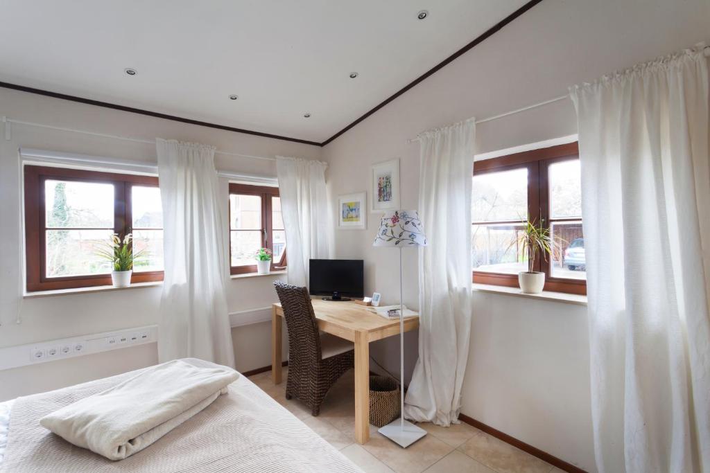 Postel nebo postele na pokoji v ubytování Wilkenburger Pfarrscheune Hannover Hemmingen