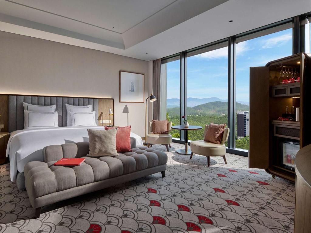 Nespecifikovaný výhled na hory nebo výhled na hory při pohledu z hotelu