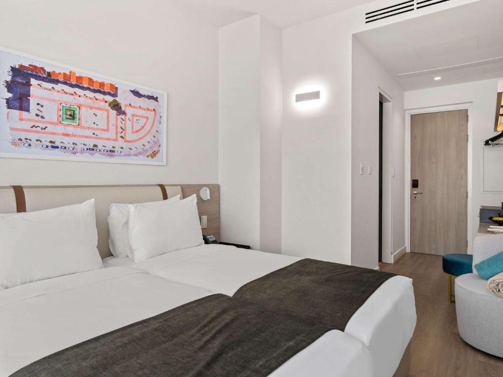 Postel nebo postele na pokoji v ubytování Mercure Larnaca City