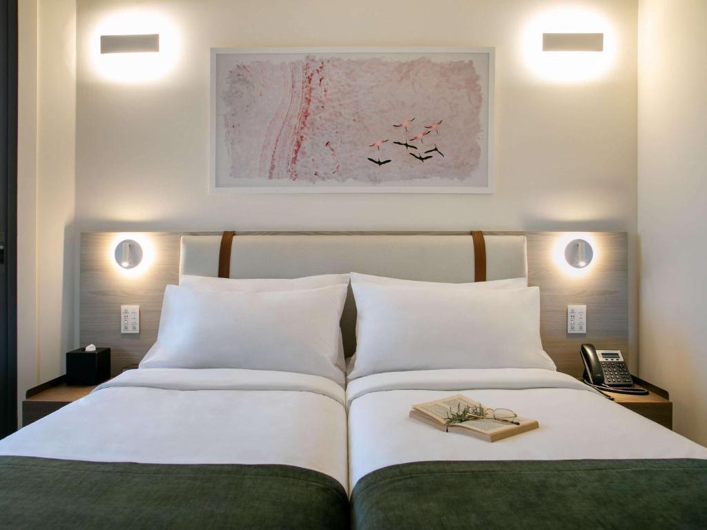Postel nebo postele na pokoji v ubytování Mercure Larnaca City