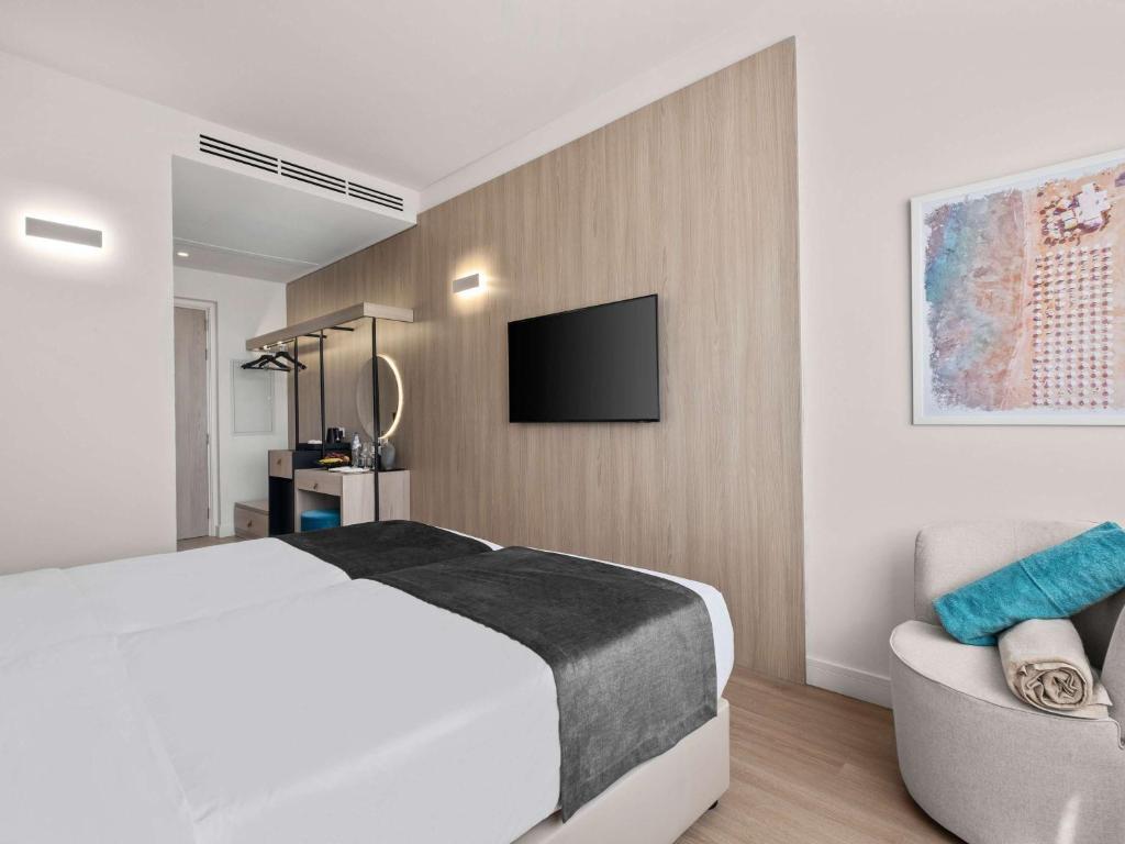 TV a/nebo společenská místnost v ubytování Mercure Larnaca City