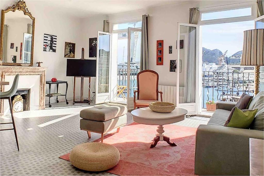 un salon rempli de meubles et d'une cheminée dans l'établissement Le Classé VIP vue féerique sur le Vieux Port, à La Ciotat