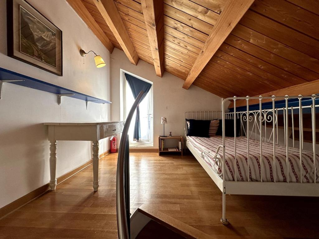 Hotel Residence Judecca, a bedroom with a bed and a wooden ceiling at Residence Judecca in Venice