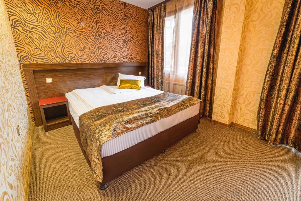 A bed or beds in a room at Eleganza Family Hotel - Free Parking