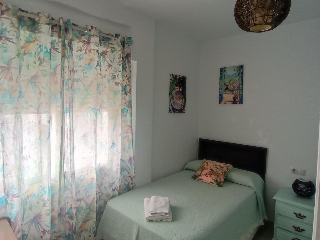 A bed or beds in a room at Fantástico piso en el centro 2°linea de playa