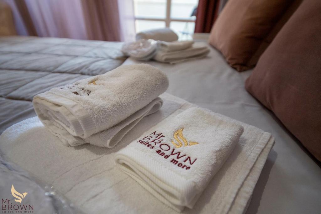 A bed or beds in a room at Mr Brown Home and suites
