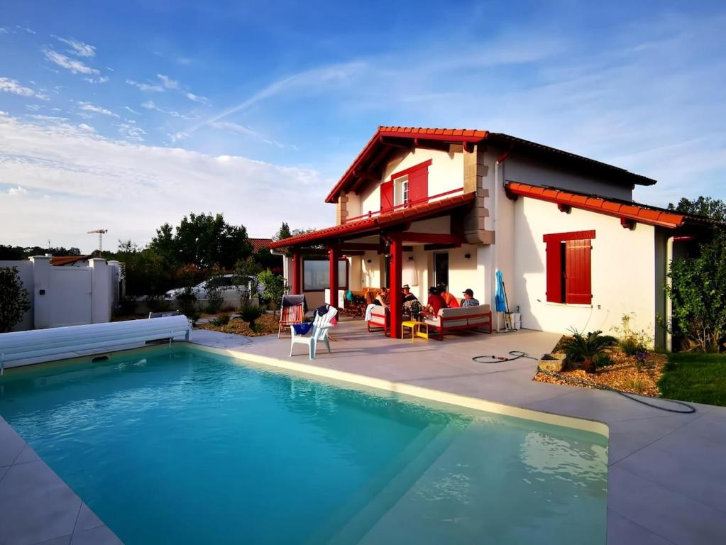 une villa avec piscine devant une maison dans l'établissement Beautiful Villa with Pool Parking St Jean de Luz, à Saint-Jean-de-Luz