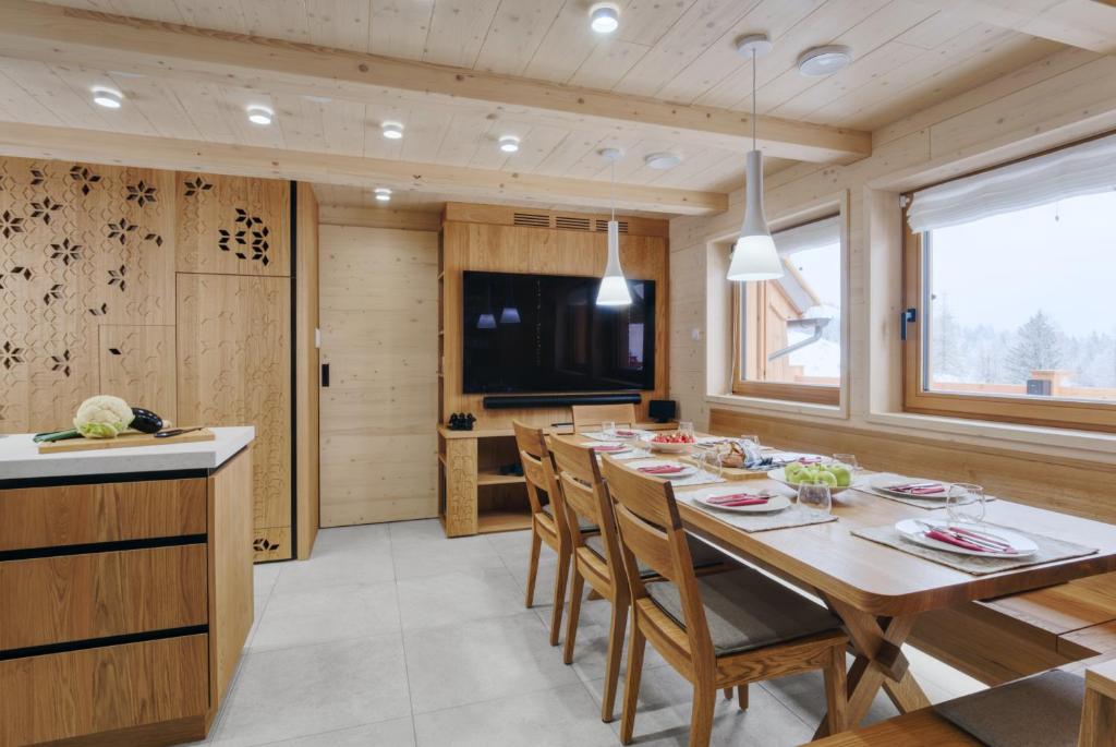 TV a/nebo společenská místnost v ubytování Luxury Alpine Chalet & Sauna Pinja - Velika Planina - I FEEL ALPS
