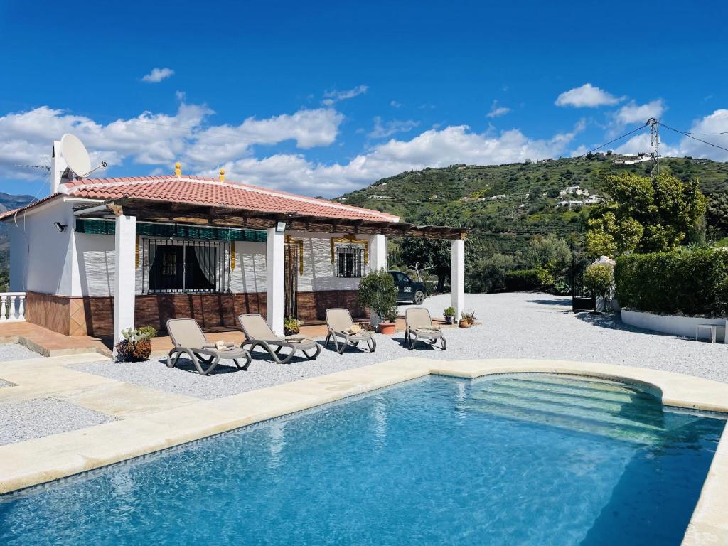 une villa avec piscine et une maison dans l'établissement Cortijo Mira con piscina privada by At Home, à Río