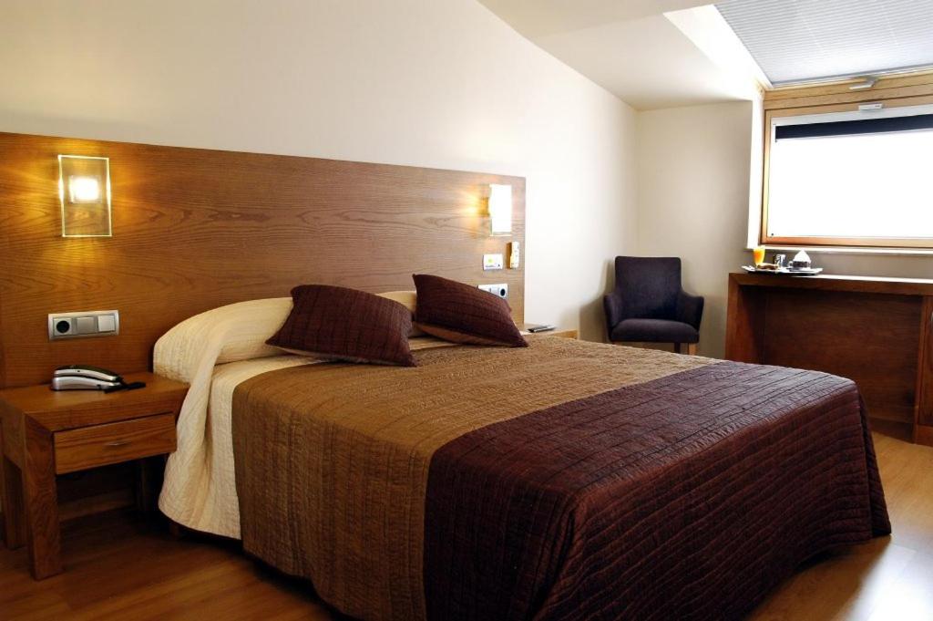 Postel nebo postele na pokoji v ubytování Hotel Puente de La Toja