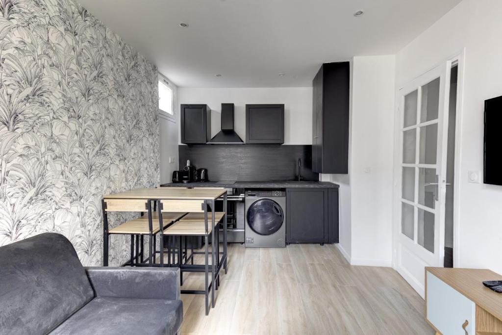une cuisine et un salon avec un canapé et une table dans l'établissement 544 Suite Champignon - Superb Sacré-Coeur studio, à Paris