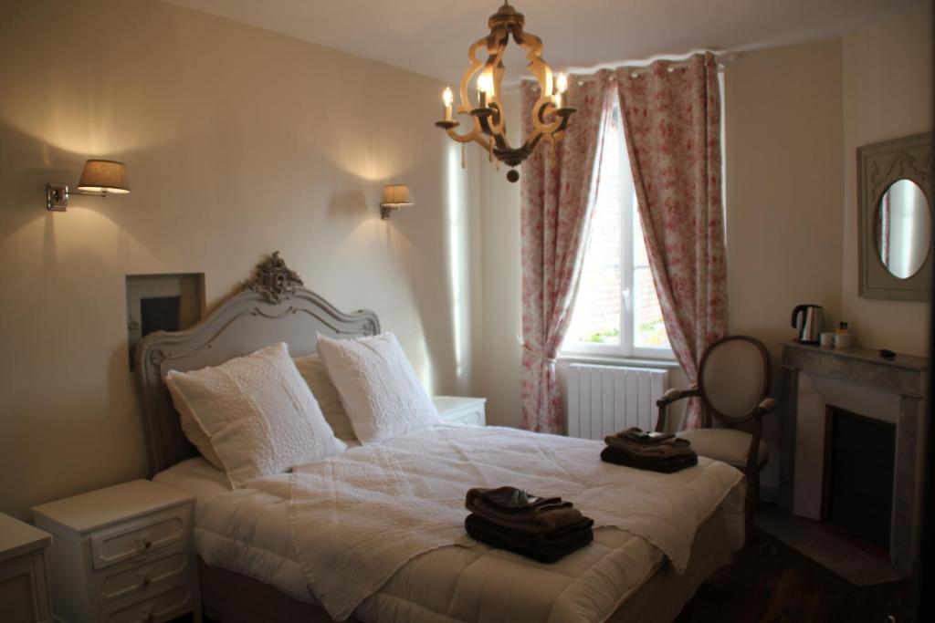 ein Schlafzimmer mit einem Bett mit zwei Taschen darauf in der Unterkunft Ferme de Canny in Canny-sur-Matz