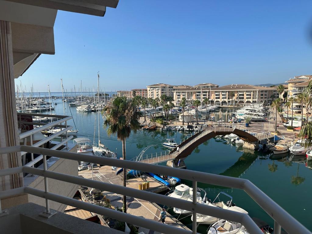 une vue d'une marina avec des bateaux dans l'eau dans l'établissement Oreeduloup - Calypso T3 vue mer, à Fréjus